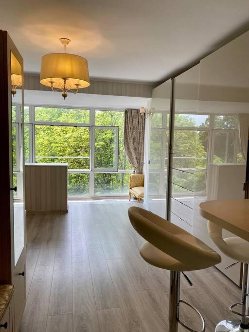 Downtown Studio - Ultra Central With Park View บูคาเรสต์ ภายนอก รูปภาพ